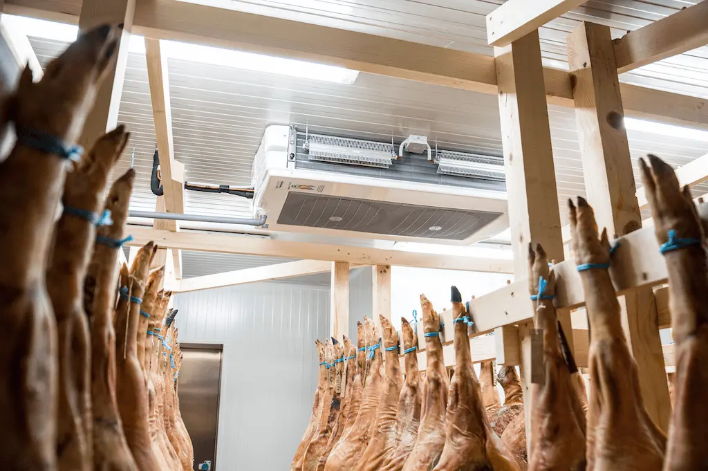 Sušilna komora in hladilna vitrina za mesnine