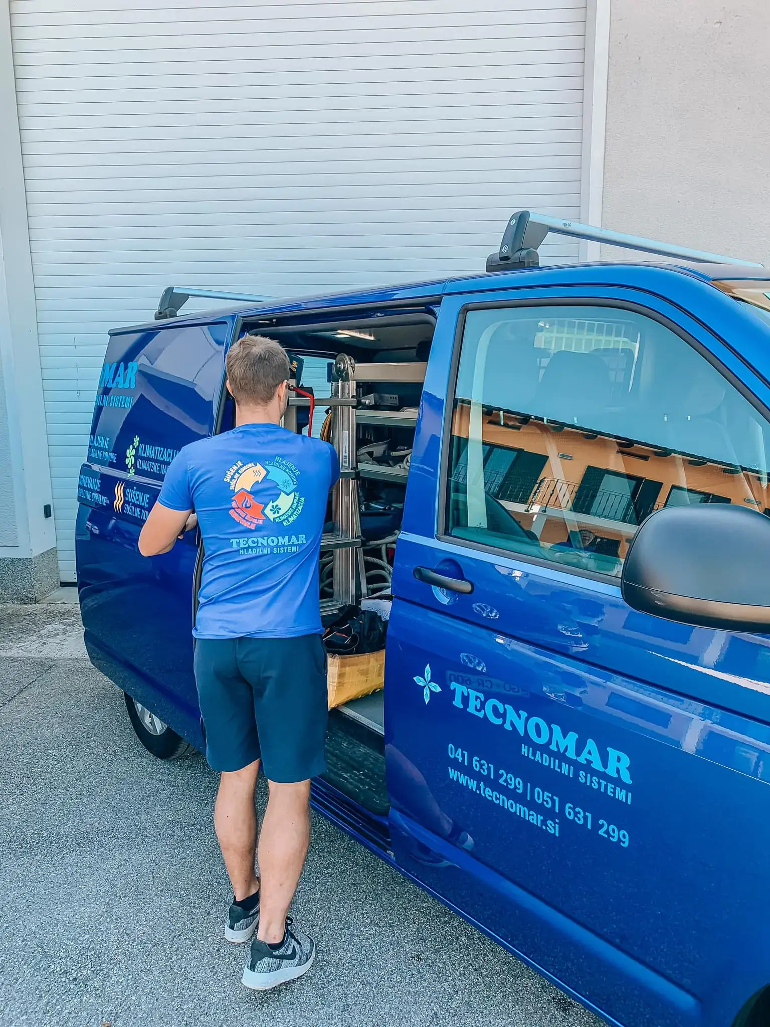 Tecnomar certificiran tehnik pri delu na hladilnem sistemu